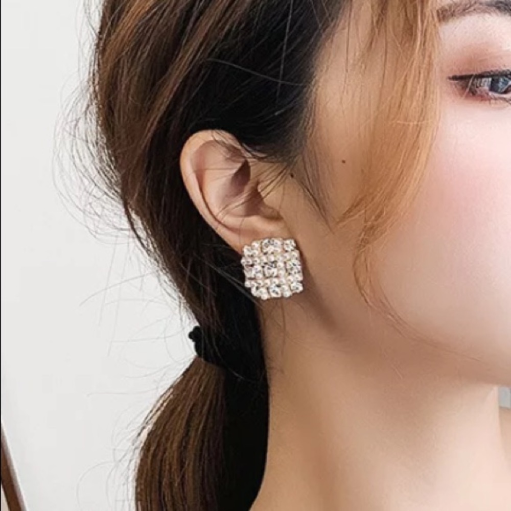 🌟 Gold Elegant Square Pearl Crystals Stud Earrings - Picture 5 of 8